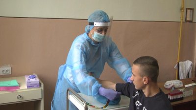 Призовники проходять тести на COVID-19. Фото: Суспільне Поділля Призовники проходять тести на COVID-19. Фото: Суспільне Поділля