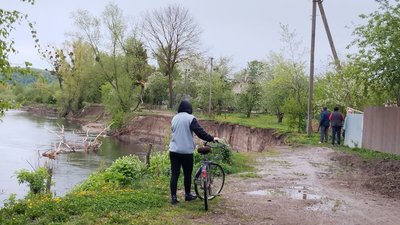 Мешканці Мельнича обходять берег річки Свіча, 16 квітня 2024 Мешканці Мельнича обходять берег річки Свіча, 16 квітня 2024