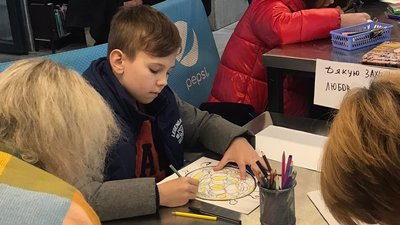 Замість ракет — голуби миру. В Івано-Франківську діти малюють картини для воїнів