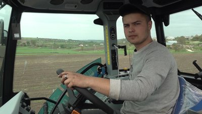 Максим Зубастич, механізатор, під час посівної Максим Зубастич, механізатор, під час посівної