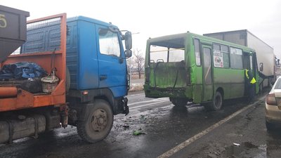 Потрійне ДТП під Харковом: зіштовхнулися дві вантажівки та автобус Потрійне ДТП під Харковом: зіштовхнулися дві вантажівки та автобус