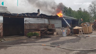 У Рівному загорілись склади на вулиці Старицького