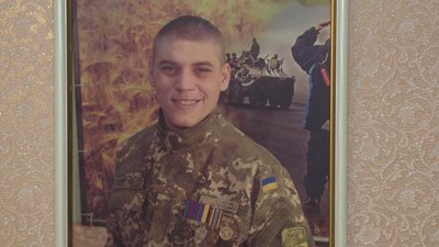 Потрапив на передову фронту кримчанин Дмитро Ольховик у перший рік війни - після підписання контракту на військову службу та двотижневих навчань у центрі «Десна». Фото: Суспільне Поділля.