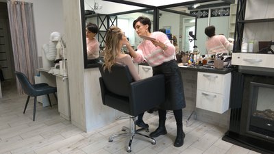 Переселенки з Луганщини відкрили салон краси у Франківську