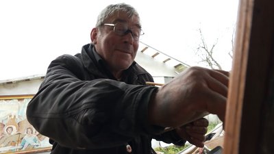 Облаштував галерею в подвір'ї. Василь Лихопій Облаштував галерею в подвір'ї. Василь Лихопій