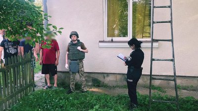 Прикарпатські поліцейські затримали чоловіка з гранатою Прикарпатські поліцейські затримали чоловіка з гранатою
