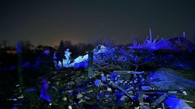 Поцілили у школу та будинок: внаслідок обстрілу Слов'янська та Краматорська під завалами шукають людей Поцілили у школу та будинок: внаслідок обстрілу Слов'янська та Краматорська під завалами шукають людей