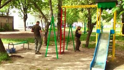 У Вінницькій громаді обстежують стан дитячих та спортивних майданчиків У Вінницькій громаді обстежують стан дитячих та спортивних майданчиків