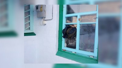 Розбите вікно в будинку 71-річної пенсіонерки з Чернігівщини Розбите вікно в будинку 71-річної пенсіонерки з Чернігівщини