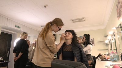 У Черкасах фарбували і розчісували матерів У Черкасах фарбували і розчісували матерів