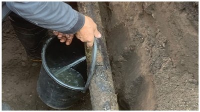 Фахівці у Словʼянську зливають воду з газової мережі