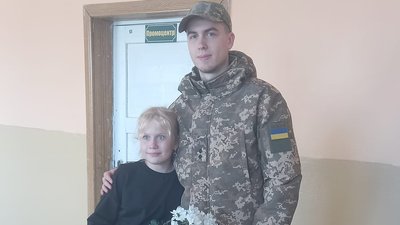 Зустріч військовослужбовця ЗСУ з авторкою малюнка Ганною Білосевич Зустріч військовослужбовця ЗСУ з авторкою малюнка Ганною Білосевич