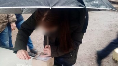Дівчина оглядала посилку, в якій ймовірно знаходились наркотики.