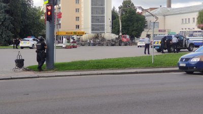 У центрі Луцька чоловік забарикадувався в автобусі, відбулася стрілянина У центрі Луцька чоловік забарикадувався в автобусі, відбулася стрілянина
