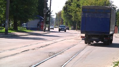 У Житомирі водії масово ріжуть шини автомобілів об трамвайну колію У Житомирі водії масово ріжуть шини автомобілів об трамвайну колію