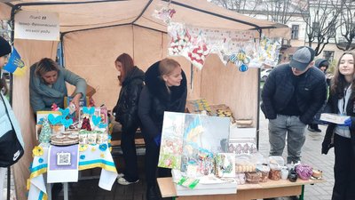 В Івано-Франківську школярі організували благодійний ярмарок, щоб допомогти ЗСУ В Івано-Франківську школярі організували благодійний ярмарок, щоб допомогти ЗСУ