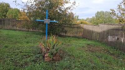 Могила невідомому німецькому солдату на території православної церкви в селі Іванківці Старосинявської громади. Могила невідомому німецькому солдату на території православної церкви в селі Іванківці Старосинявської громади.