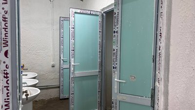 Санвузли в новозбудованому укритті Петриківської гімназії Санвузли в новозбудованому укритті Петриківської гімназії