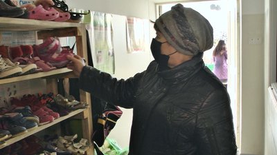 У пункті взаємодопомоги можна не тільки взяти безкоштовно одяг, взуття та іграшки, а й принести свої У пункті взаємодопомоги можна не тільки взяти безкоштовно одяг, взуття та іграшки, а й принести свої