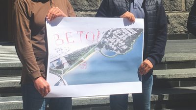 У Рівному депутати прийшли вимагати вето мера через землю біля озера У Рівному депутати прийшли вимагати вето мера через землю біля озера