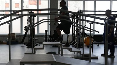 Військовослужбовець займається у спортзалі