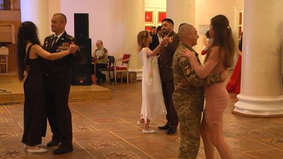 За вісім років війни дівчата та кохані бійці чи не вперше одягнули сукні та підбори. За вісім років війни дівчата та кохані бійці чи не вперше одягнули сукні та підбори.