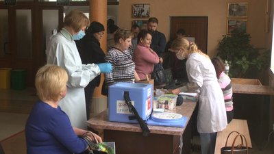 Виїзна бригада медиків проводить вакцинацію працівників компанії в межах всесвітнього тижня вакцінації. Виїзна бригада медиків проводить вакцинацію працівників компанії в межах всесвітнього тижня вакцінації.