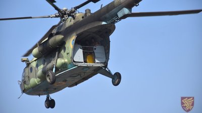 Десантники житомирської 95 бригади відпрацьовують стрибки з парашутом Десантники житомирської 95 бригади відпрацьовують стрибки з парашутом