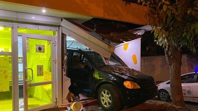 Алкотестер зашкалив: у Харкові п’яний водій в’їхав у пивний кіоск
