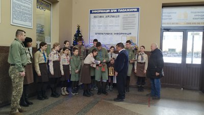 В Івано-Франківську на залізничному вокзалі пластунам передали Вифлеємський вогонь