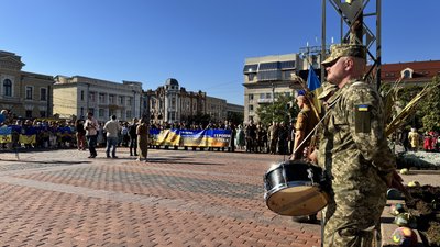У Кропивницькому вшанували загиблих захисників і захисниць У Кропивницькому вшанували загиблих захисників і захисниць
