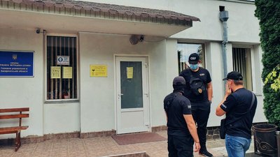 Вилучили документи: на Закарпатті посадовців міграційної служби підозрюють у корупції, — СБУ