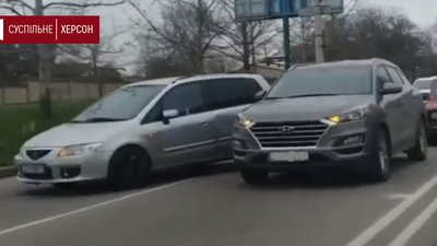 У Херсоні внаслідок ДТП ускладнено рух однією з головних вулиць міста