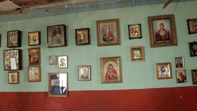 Ікони на стіні церкви селища Новогригорівка Ікони на стіні церкви селища Новогригорівка