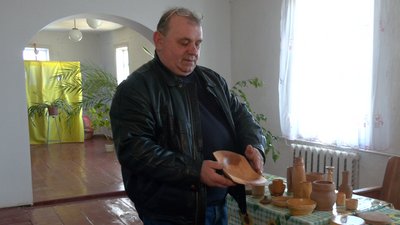 Як житель Залізнячки Микола Шевченко створює речі з дерева