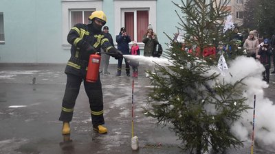 "Підпалили ялинку": рятувальники розповіли школярам про правила безпеки з вогнем під час свят "Підпалили ялинку": рятувальники розповіли школярам про правила безпеки з вогнем під час свят