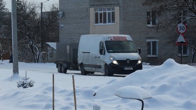 Проїжджає понад 3 тисяч кілометрів: волонтер розвозить подарунки вздовж лінії фронту Проїжджає понад 3 тисяч кілометрів: волонтер розвозить подарунки вздовж лінії фронту