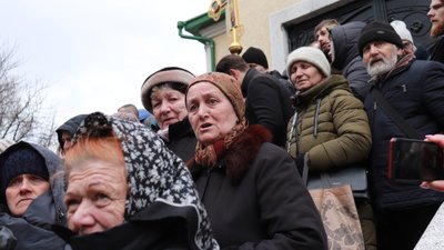 Зі сварками й сутичками. У Франківську віряни ПЦУ прийшли на перше богослужіння у храм на Довженка, що належав УПЦ МП Зі сварками й сутичками. У Франківську віряни ПЦУ прийшли на перше богослужіння у храм на Довженка, що належав УПЦ МП