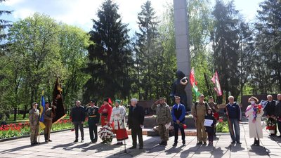 Покладання квітів. 9 травня. Зіньків. Покладання квітів. 9 травня. Зіньків.