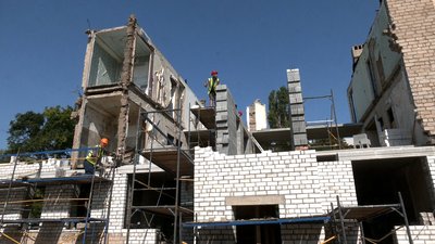У Краматорську відбудовують триповерхівку, у яку поцілила російська ракета У Краматорську відбудовують триповерхівку, у яку поцілила російська ракета