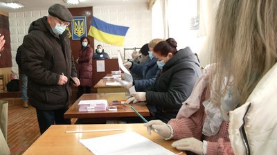 Рівне: на одній з дільниць вибори проходять без опалення Рівне: на одній з дільниць вибори проходять без опалення