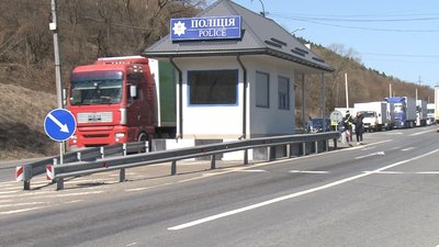 На посту "Нижні Ворота" черга — 10 км. Як ще потрапити на Закарпаття