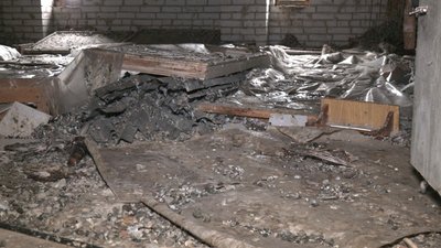 Понад 3 місяці з пробитим дахом. Як живуть мешканці будинку після ракетного удару в Сумах Понад 3 місяці з пробитим дахом. Як живуть мешканці будинку після ракетного удару в Сумах
