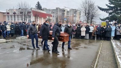Сотні людей прийшли попрощатися з ексголовою Долини, який помер від COVID Сотні людей прийшли попрощатися з ексголовою Долини, який помер від COVID