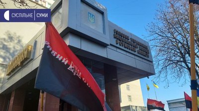 Біля сумського управління поліції мітингує "правий сектор": звинувачують у бездіяльності (ФОТО) Біля сумського управління поліції мітингує "правий сектор": звинувачують у бездіяльності (ФОТО)