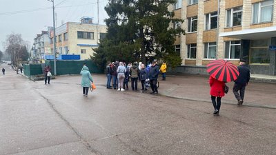 Жителі Верхньодніпровська на Дніпропетровщині протестують проти вирубки дерев Жителі Верхньодніпровська на Дніпропетровщині протестують проти вирубки дерев