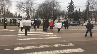 У Житомирі жителі будинків на вулиці Героїв Десантників знову вийшли на протест проти забудови У Житомирі жителі будинків на вулиці Героїв Десантників знову вийшли на протест проти забудови