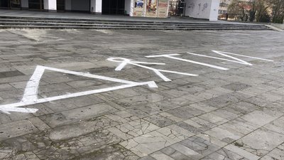 В Ужгороді вшанували пам'ять загиблих внаслідок авіаудару по драмтеатру в Маріуполі В Ужгороді вшанували пам'ять загиблих внаслідок авіаудару по драмтеатру в Маріуполі