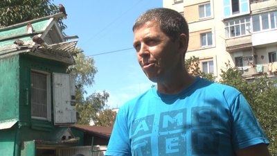 Хмельничанин Андрій Барановський у дворі багатоповерхівки розводить голубів
