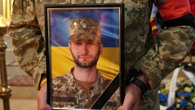 У Мукачеві попрощалися із загиблим на війні Василем Бабичем